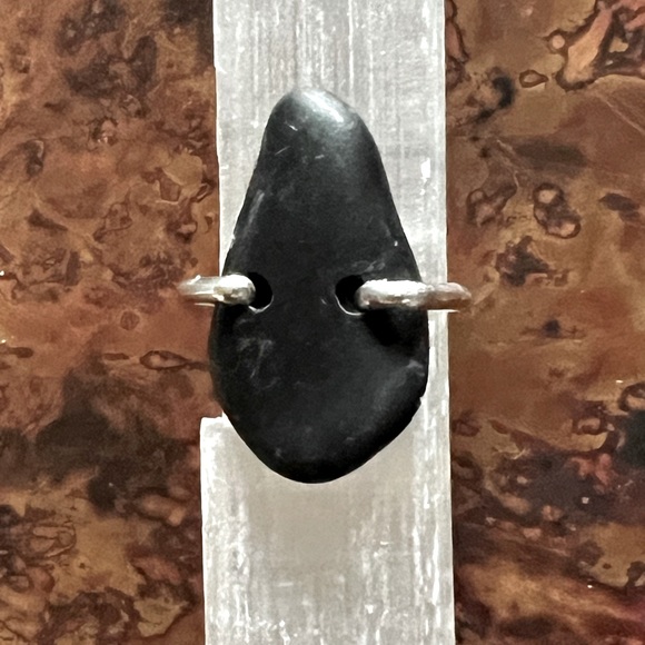 Artisan-made river rock ring with sterling silver band. - Picture 3 of 6